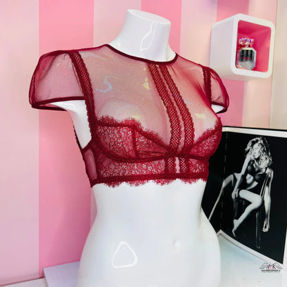 Sheer burgundy krajková braletka Victoria’s Secret na bílém manekýnu, sexy top