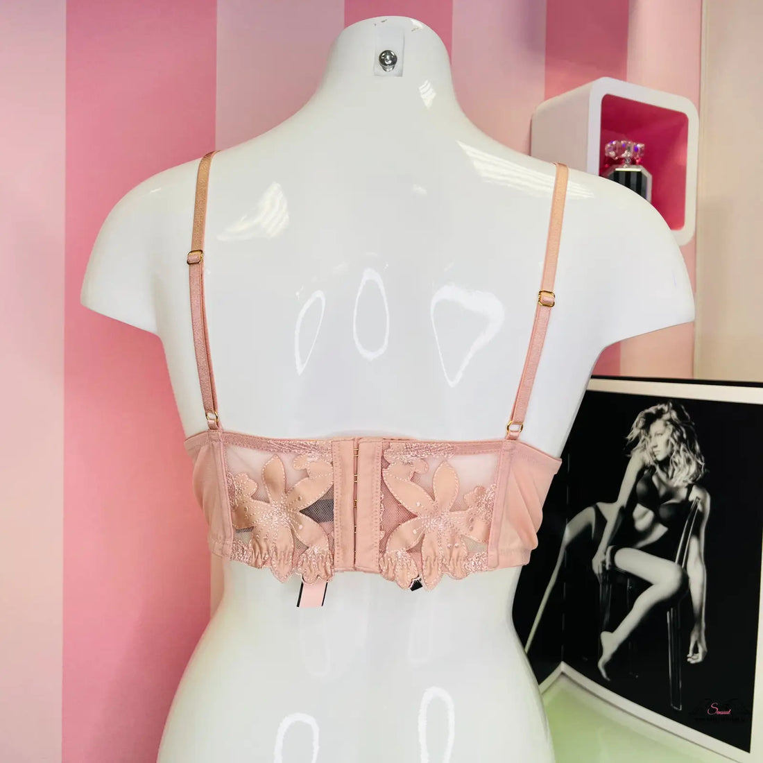 Luxusní nevyztužená krajková braletka Victoria’s Secret na bílém modelu