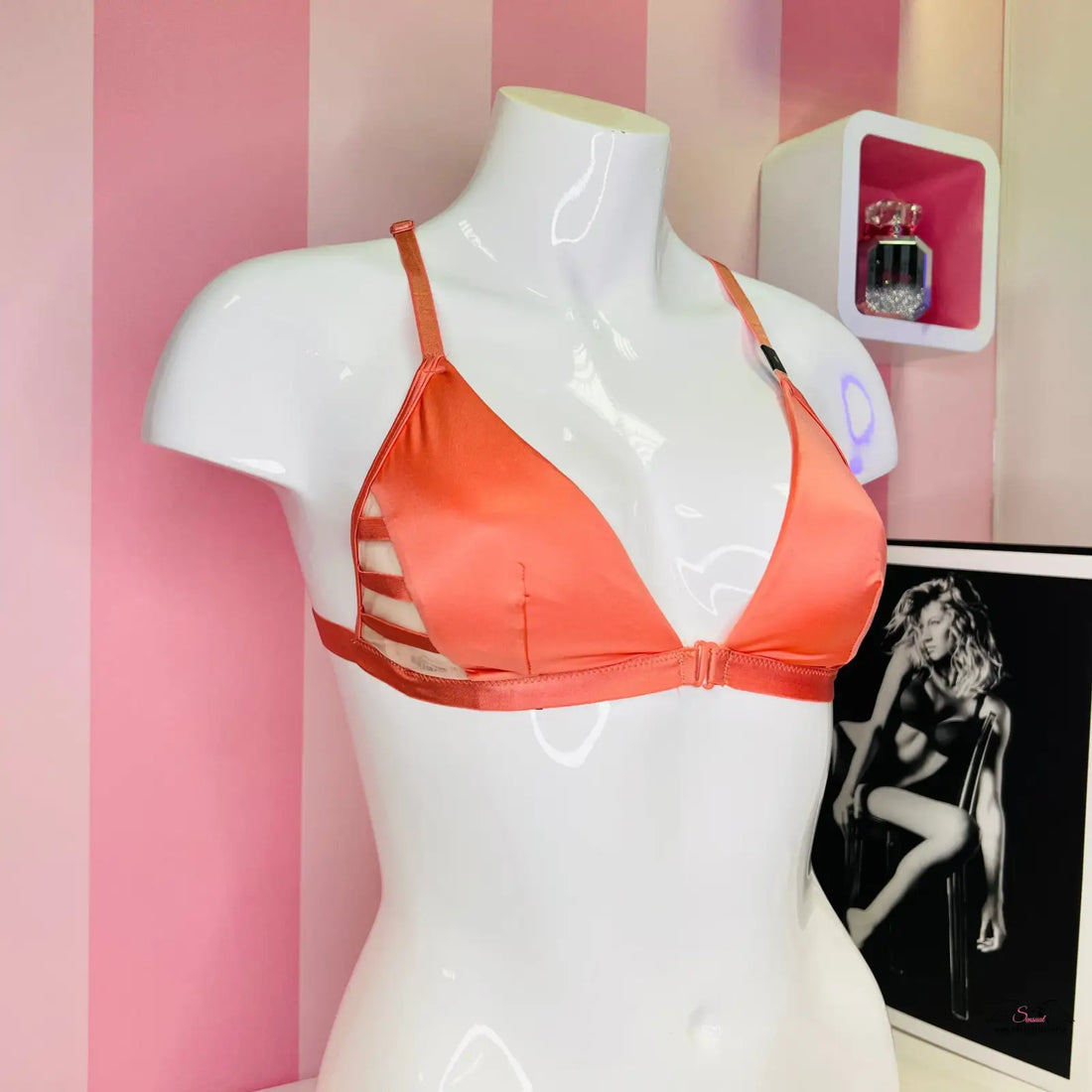 Manek s lesklou braletkou s mesh panely od Victoria’s Secret, vícebarevný design