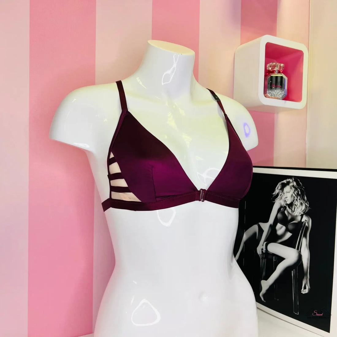 Arafovaný mannequin v místnosti s růžovou stěnou a obrázkem ženy, Victoria’s Secret lesklá braletka s mesh panely