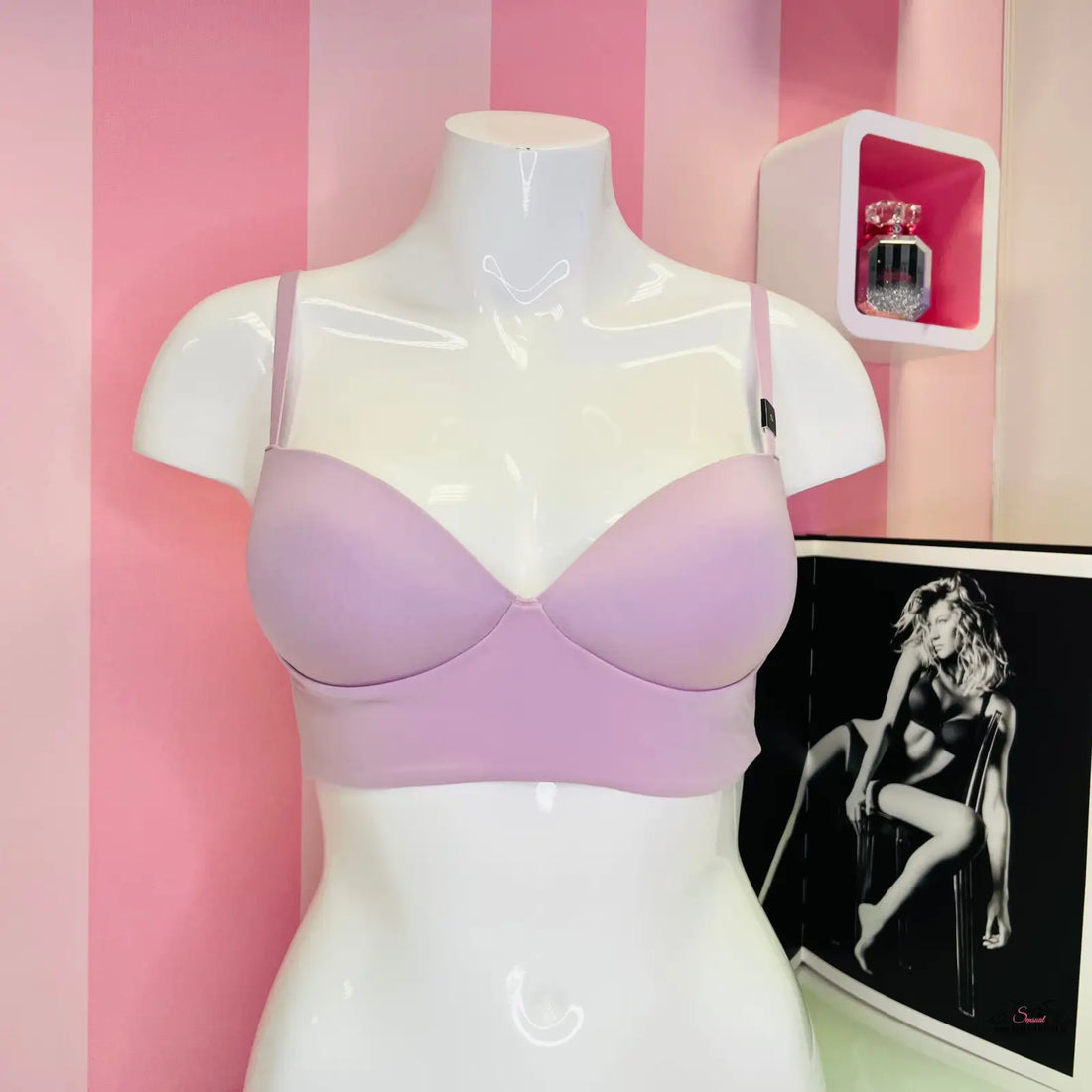 Manekýn torzo v světle fialové demi bralette z kolekce Victoria’s Secret apparel &amp; accessories