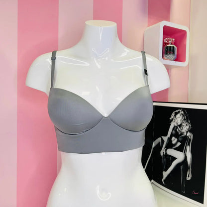 Šedé demi bralette z kolekce Victoria’s Secret Braletka na bílém modelu, ideální pro lingerie a apparel &amp; accessories