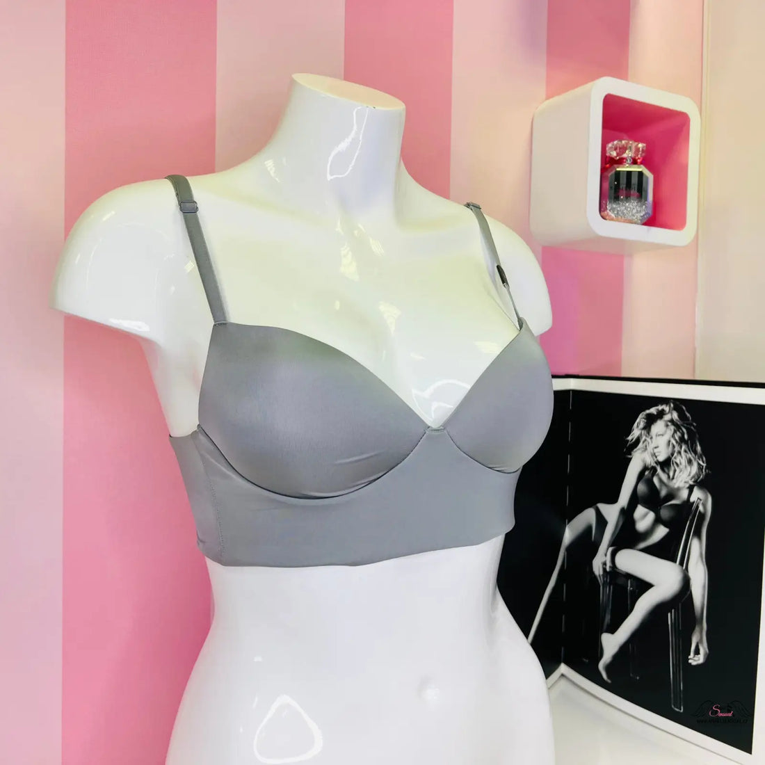 Šedá demi bralette z Victoria’s Secret Braletka Lesklý Pullover na bílé figuríně, oděvy a doplňky