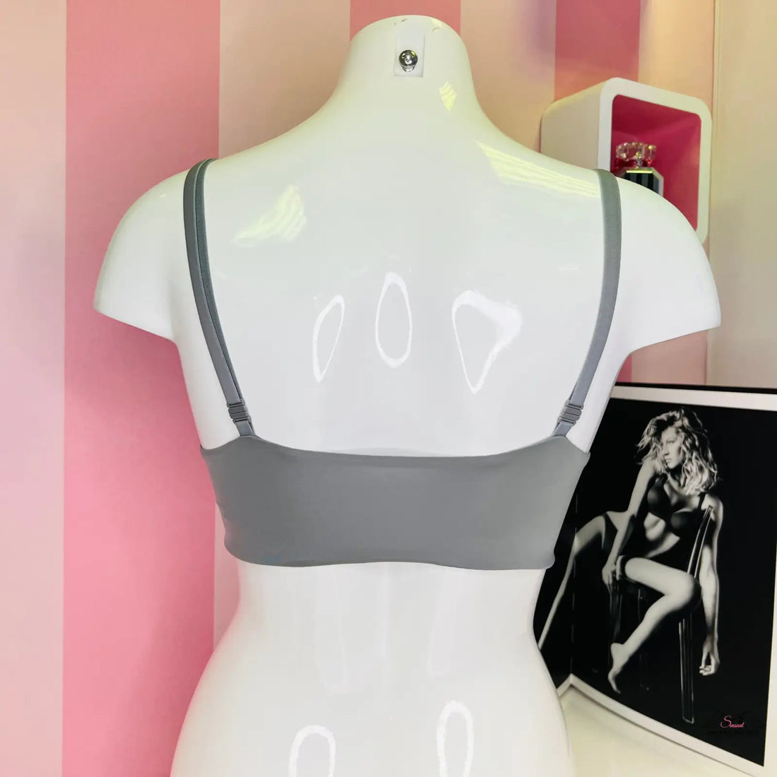 Bílý manekýn s šedým sportovním podprsenkou Victoria’s Secret demi bralette