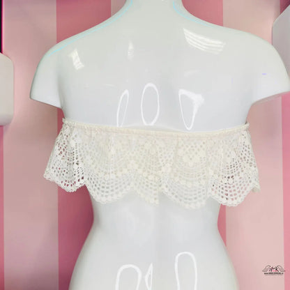 Bílá figurína s bílým krajkovým topem, Victoria’s Secret Braletka v elegantním designu