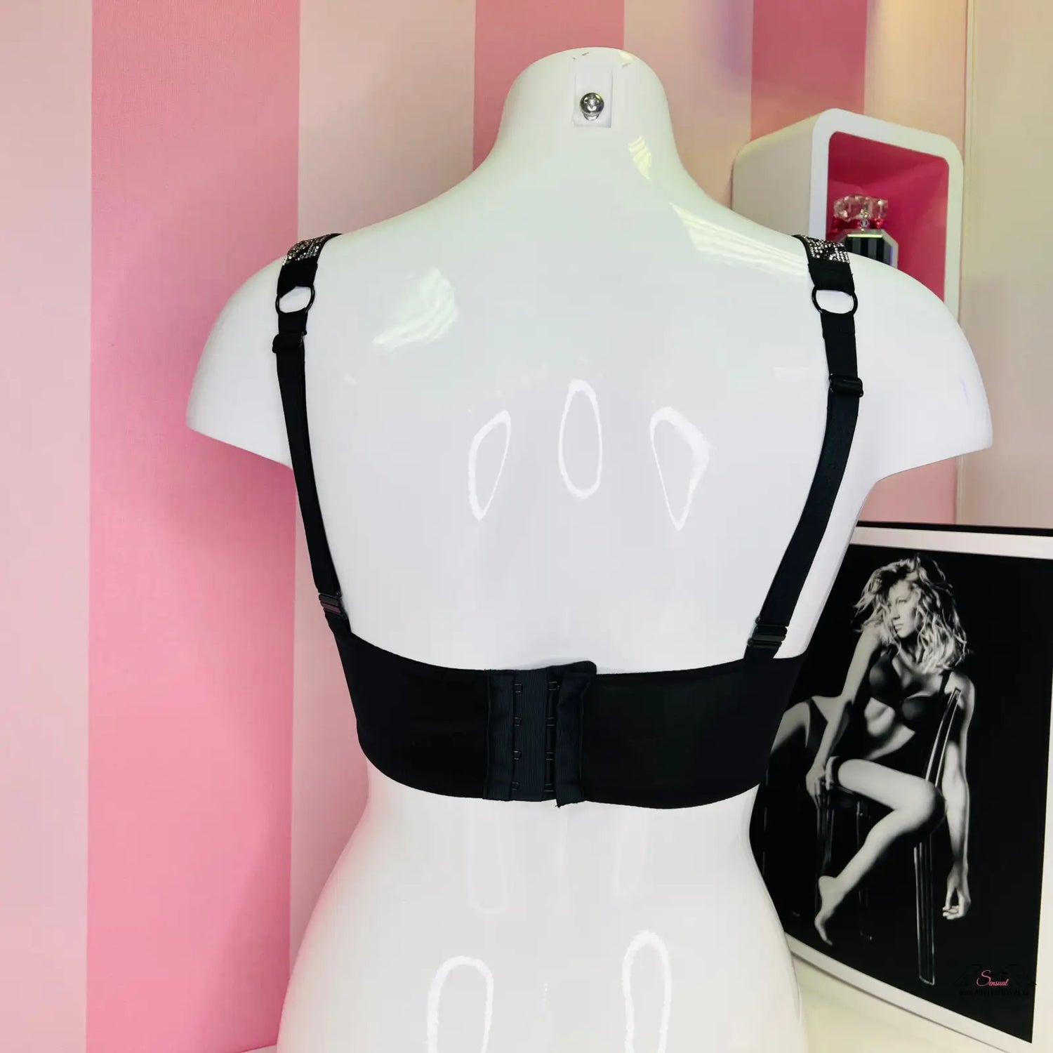 Černé prádlo Victoria’s Secret na figuríně, ideální pro lingerie a apparel &amp; accessories