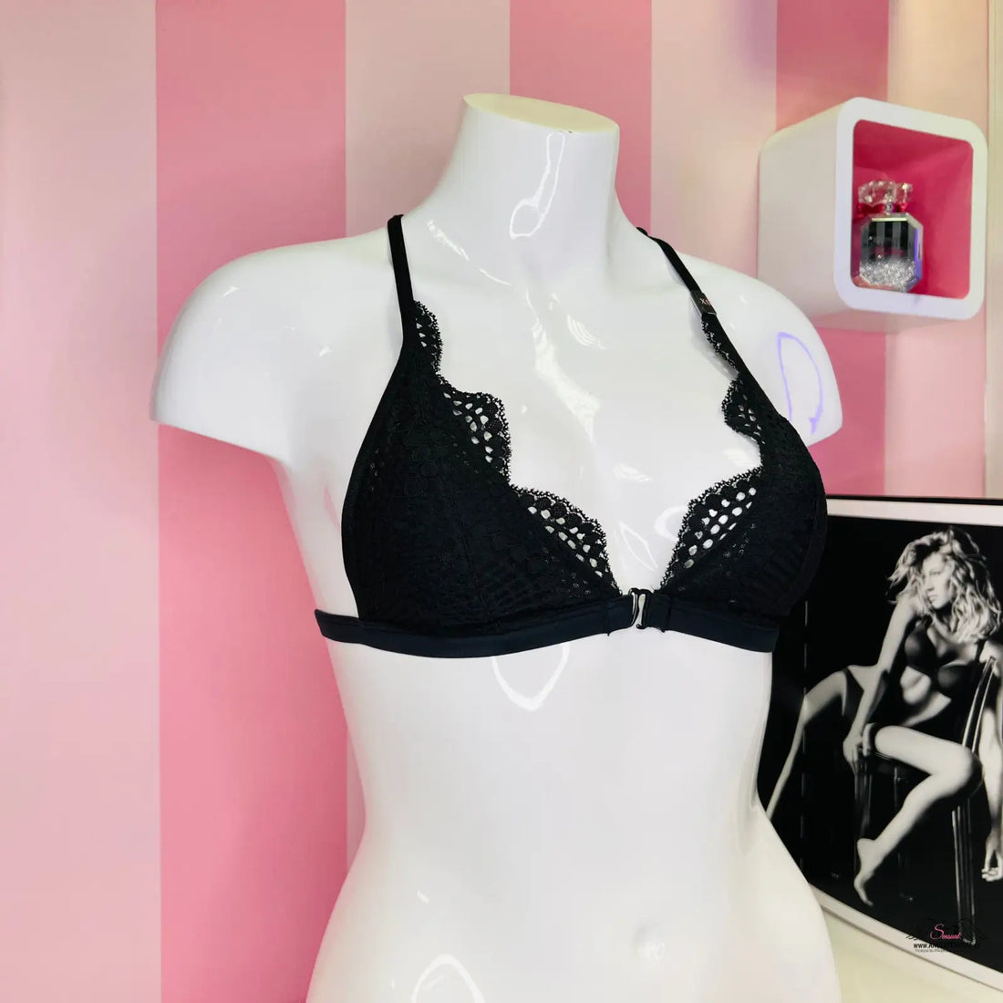 Arašce mannequin v krajková braletka s sportovním designem, inspirováno Agent Provocateur