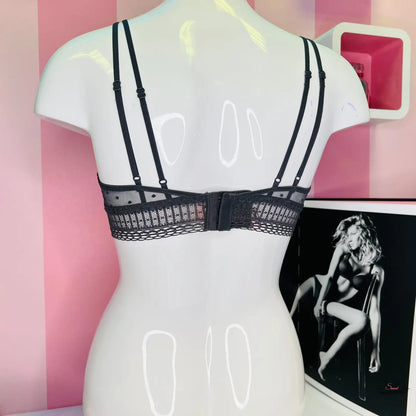 Black lace bra na figuríně, vzdušná braletka s dvojitými ramínky, Victoria’s Secret