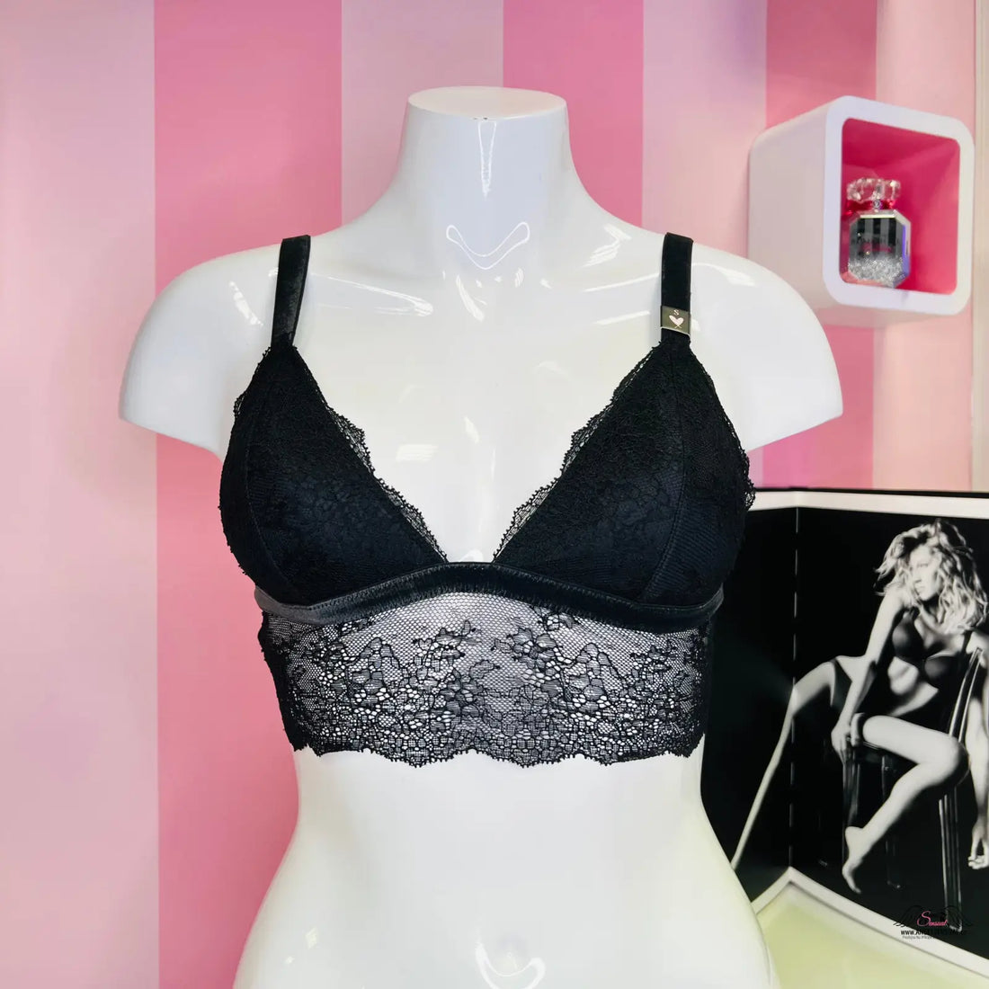 Detailní pohled na černou luxusní podprsenku Victoria’s Secret Braletka s krajkou a semišovým páskem