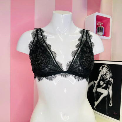 Krajková braletka Victoria’s Secret s korálky na přední straně na bílém mannequinovi