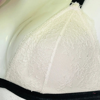 Luxusní podprsenka Victoria’s Secret Braletka s krajkou a semišovým páskem