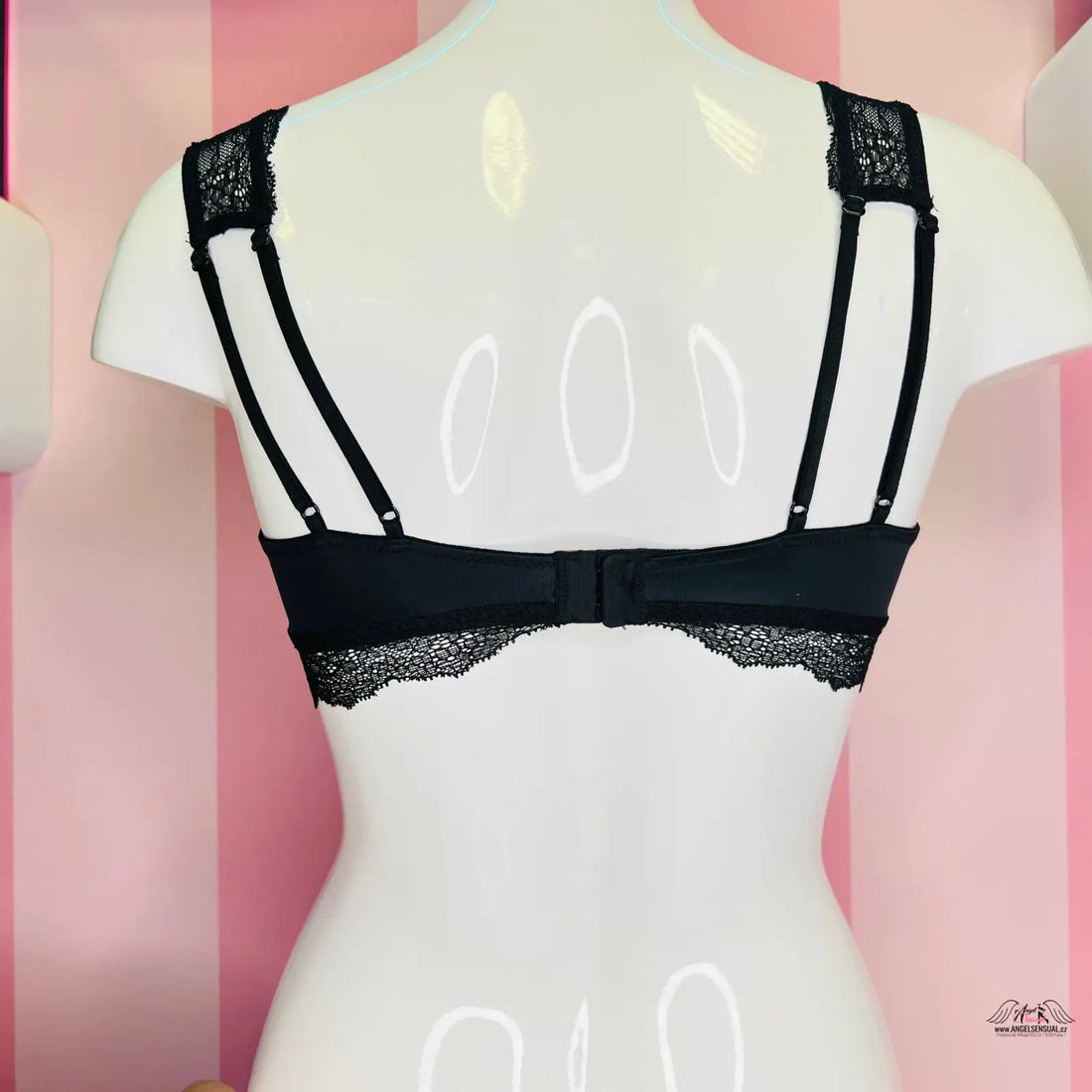 Detailní záběr na modelku s krajkovým braletem Victoria’s Secret s nastavitelná ramínka