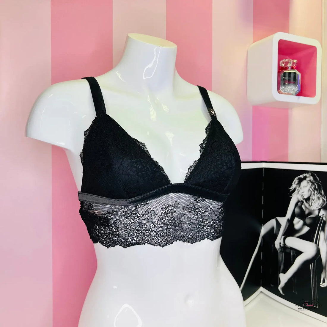 Detailní záběr na modelku s luxusní podprsenkou Agent Provocateur s semišovým páskem