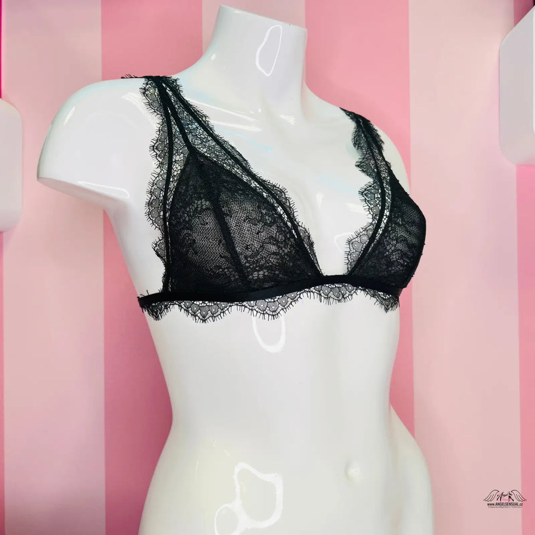 Detailní pohled na krajkovou braletku Victoria’s Secret na modelu