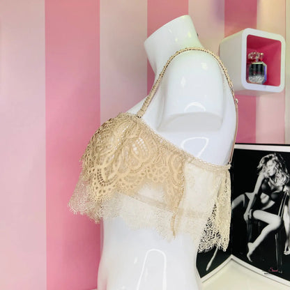 Manekýn s stylovou krajkovou braletkou s krajkovou aplikací na produktu Victoria’s Secret Braletka s Krajkovou Aplikací