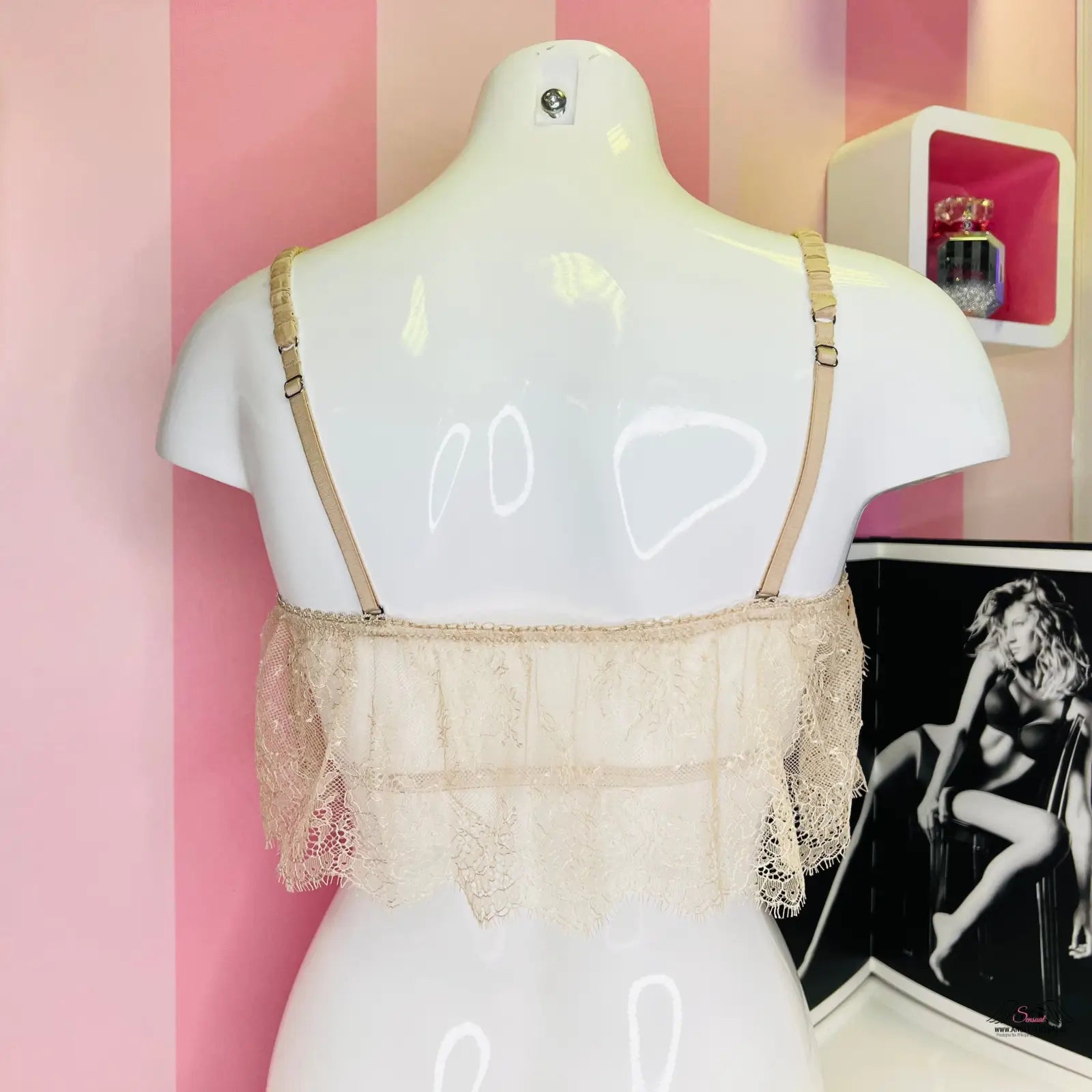 Manekýn s stylovou krajkovou braletkou s krajkovou aplikací z kolekce Victoria’s Secret