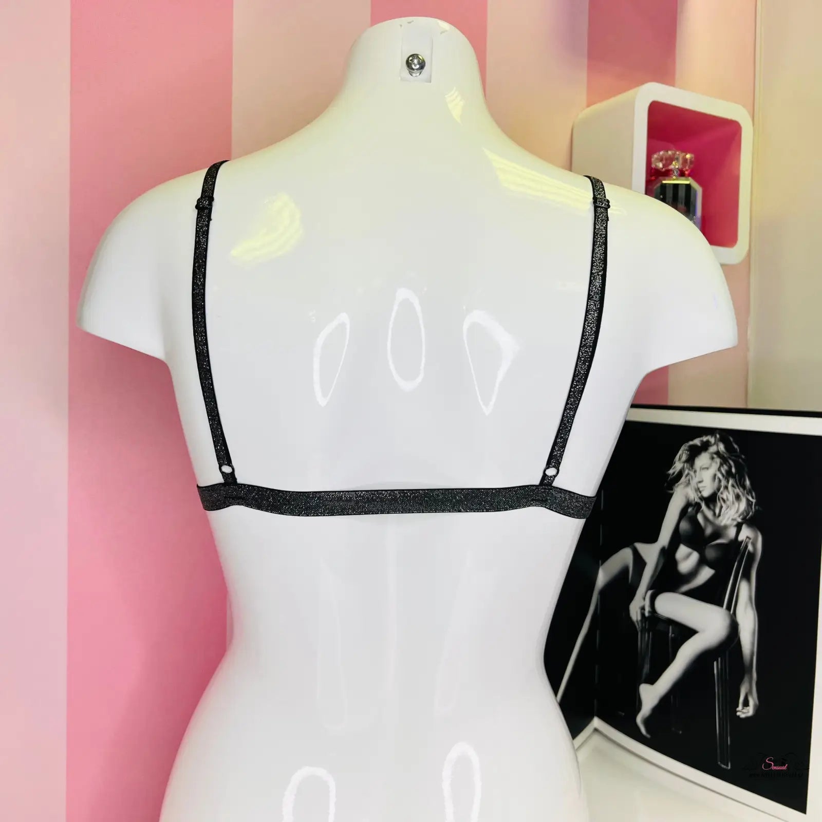 White mannequin torso s černými ramínky hvězdná braletka s motivem Měsíc a Hvězdy
