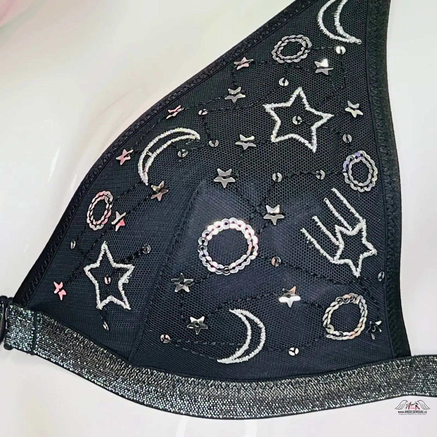 Obrázek Black witch hat s motivem měsíců a hvězd, součástí hvězdná braletka Victoria’s Secret