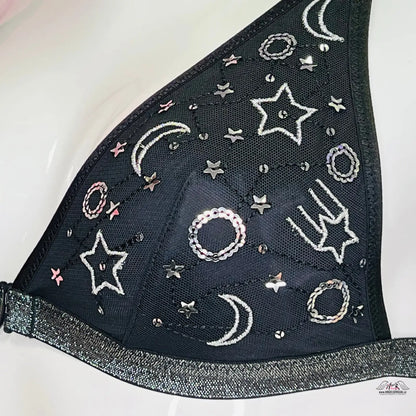 Obrázek Black witch hat s motivem měsíců a hvězd, součástí hvězdná braletka Victoria’s Secret