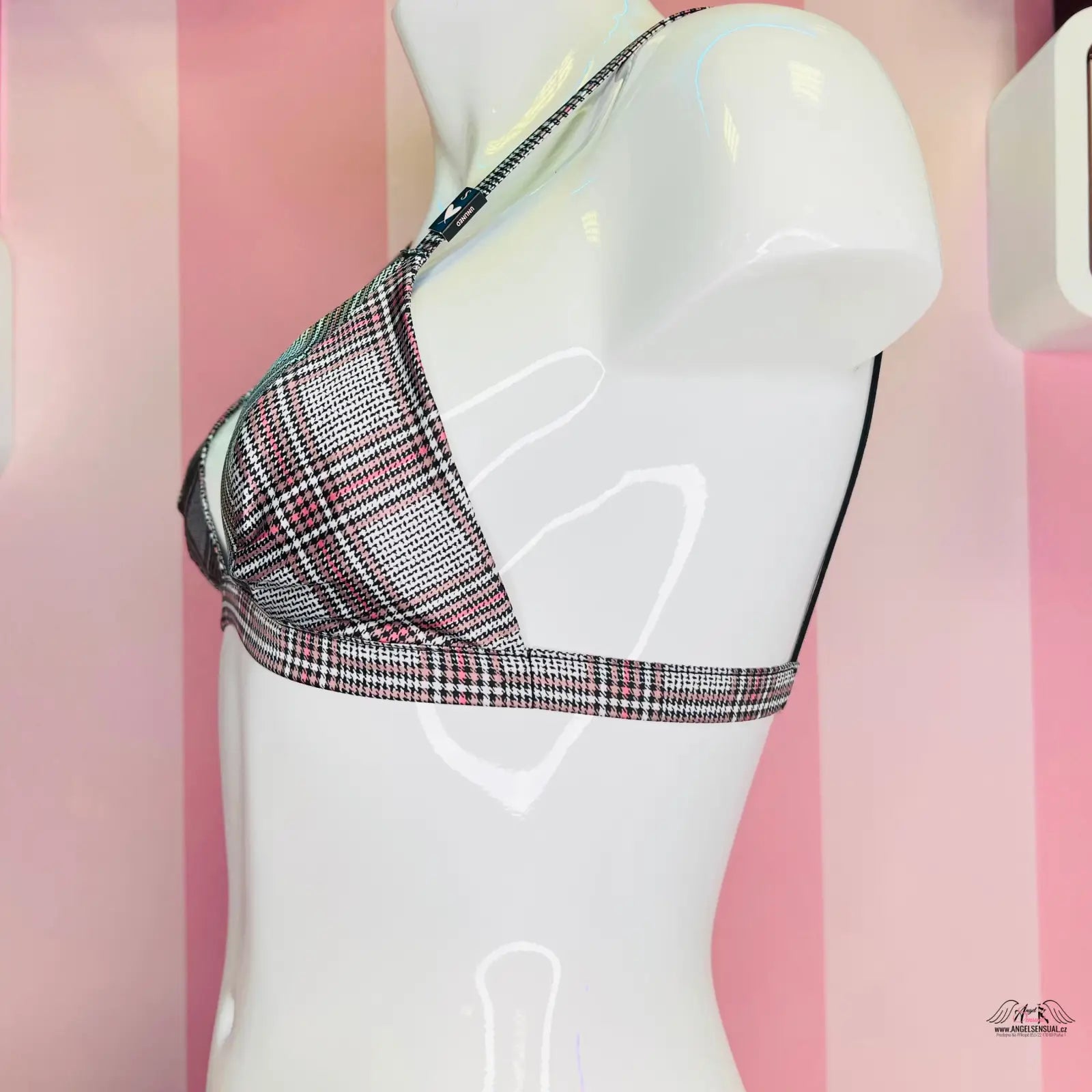 Plaid bra na figuríně z kolekce Victoria’s Secret s velice příjemného materiálu a nastavitelnými ramínky pro maximální pohodlí