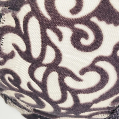 Detailní záběr na elastickou braletku Victoria’s Secret s ornamenty a síťkou, vhodná pro každodenní nošení