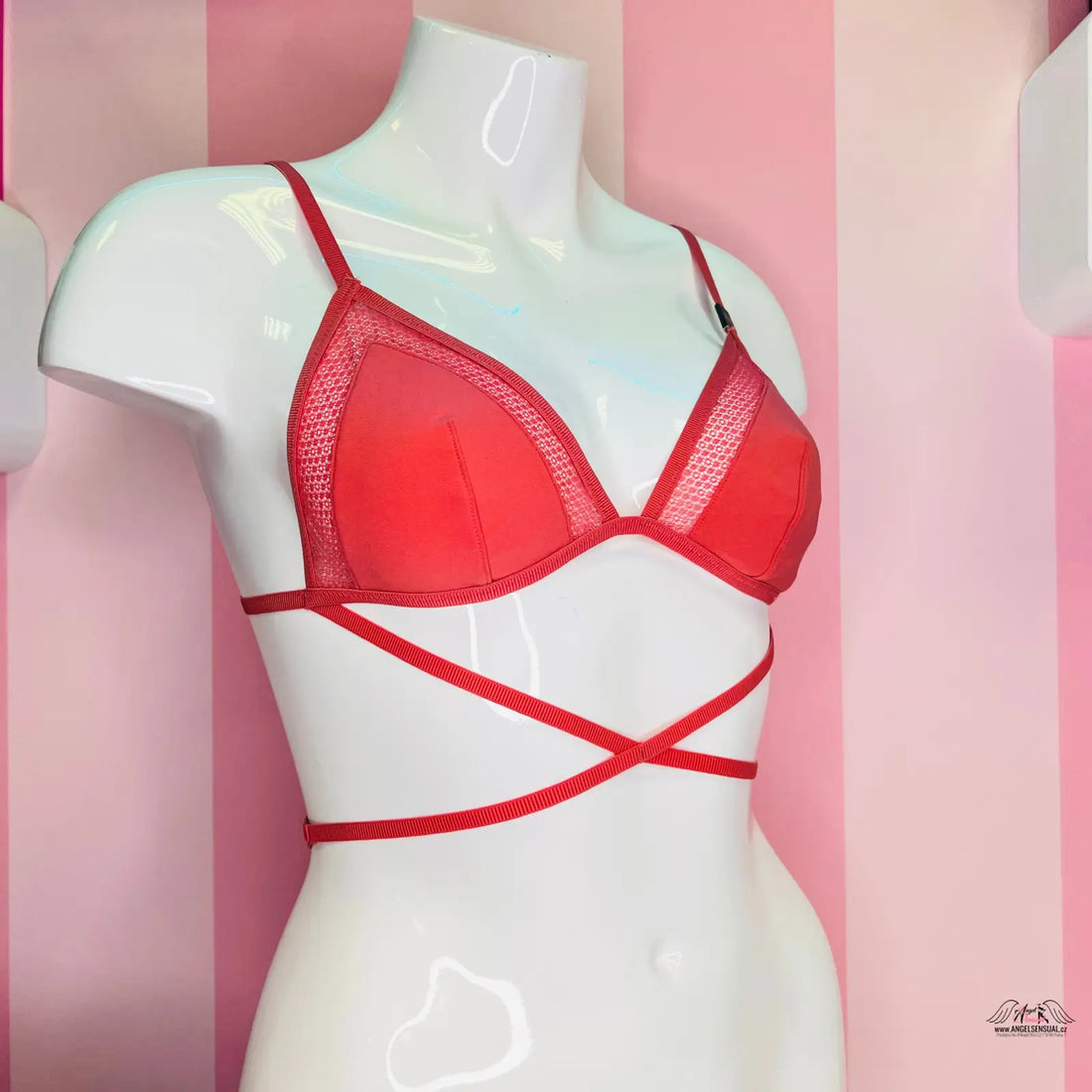 Manekýn s elegantní secret bralette Victoria’s Secret v tělové barvě a červené krajce