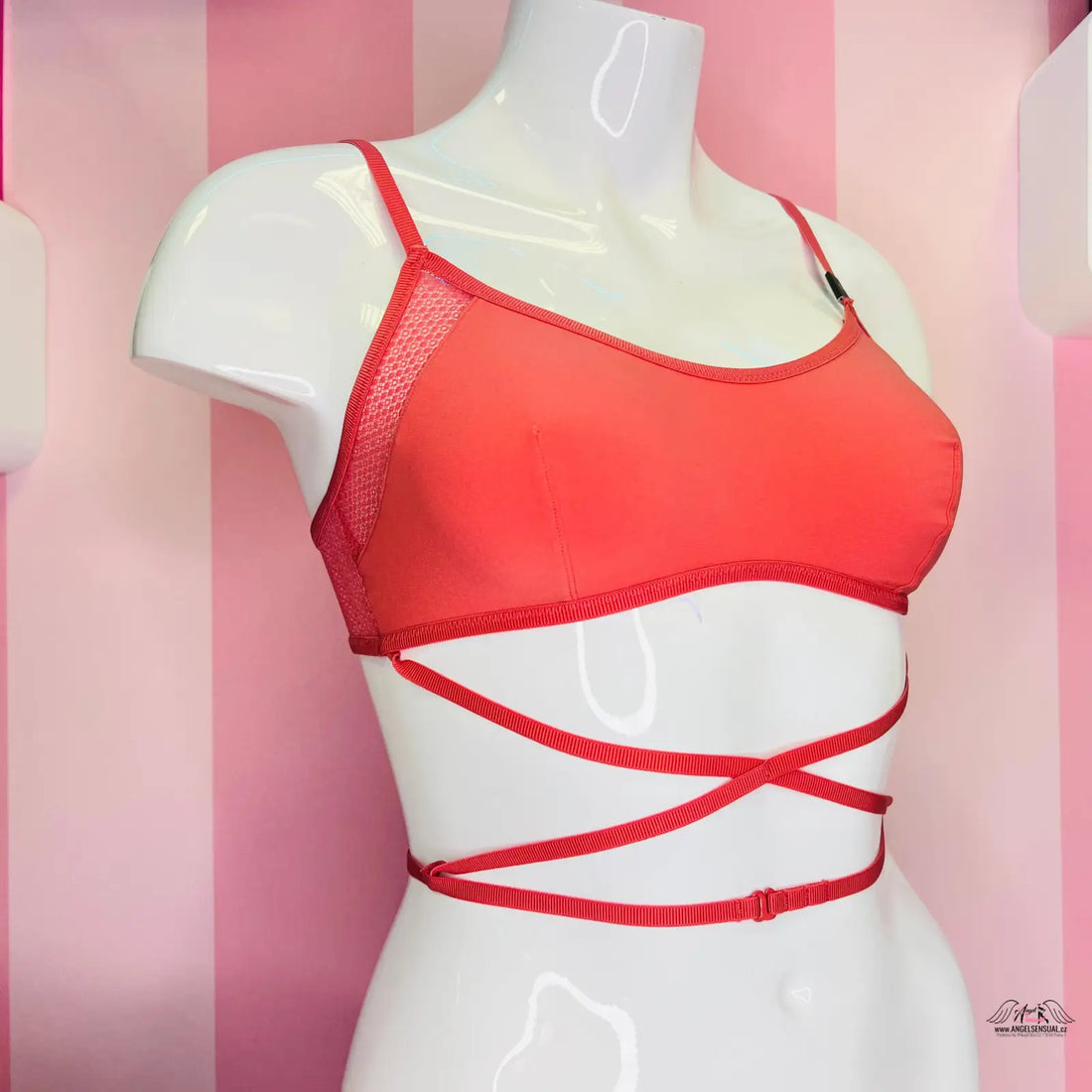 Manekýn s červenou korálovou braletkou Victoria’s Secret s ozdobnými pásky