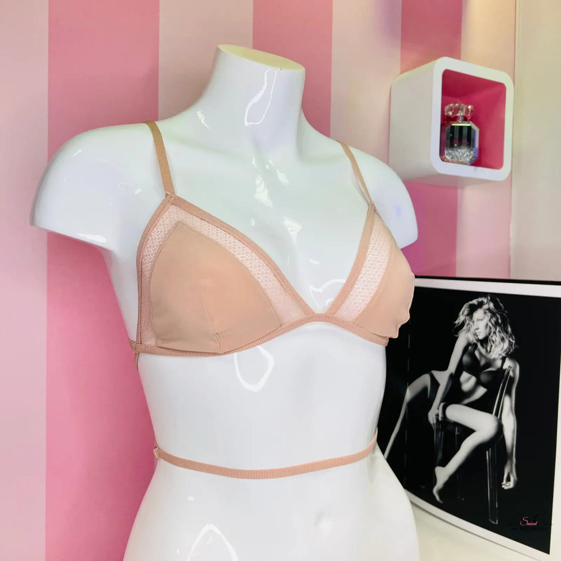 Victoria’s Secret bralette tělové barvy s ozdobnými pásky na mannequin
