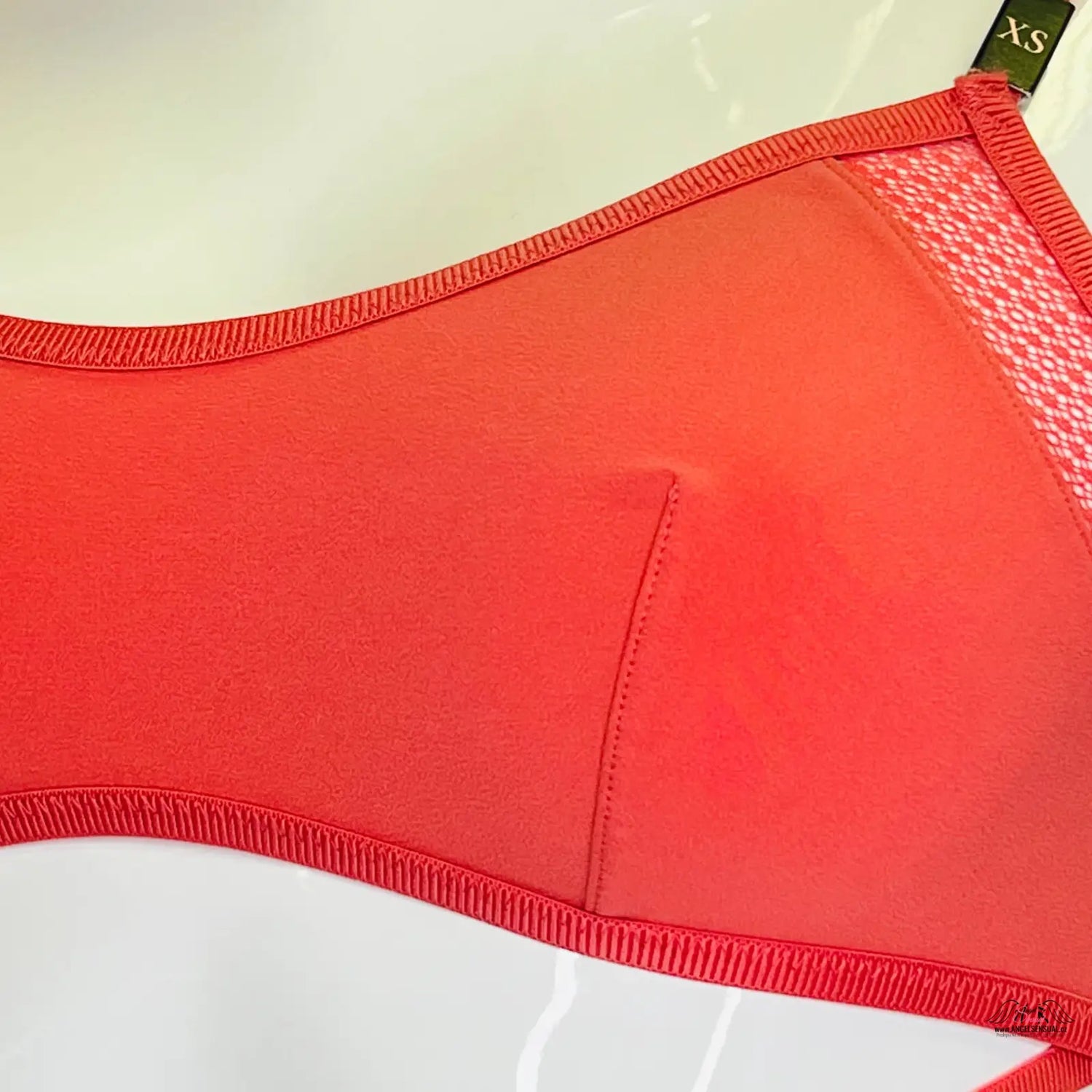 Červená krajková podprsenka s ozdobnými pásky jako Victoria’s Secret Crisscross Scoop Bralette