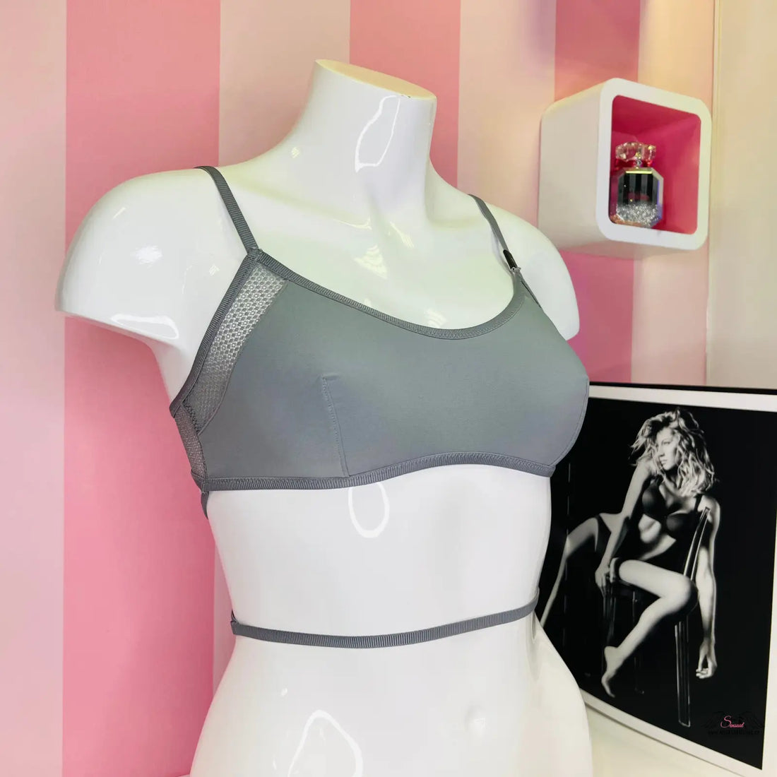 Šedá braletka s ozdobnými pásky na figuríně, ideální jako crisscross scoop bralette