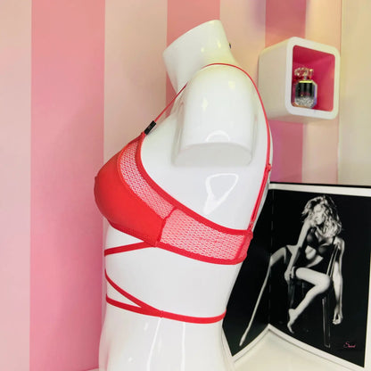 Červená síťovaná podprsenka s ozdobnými pásky na figuríně, ideální jako crisscross scoop bralette