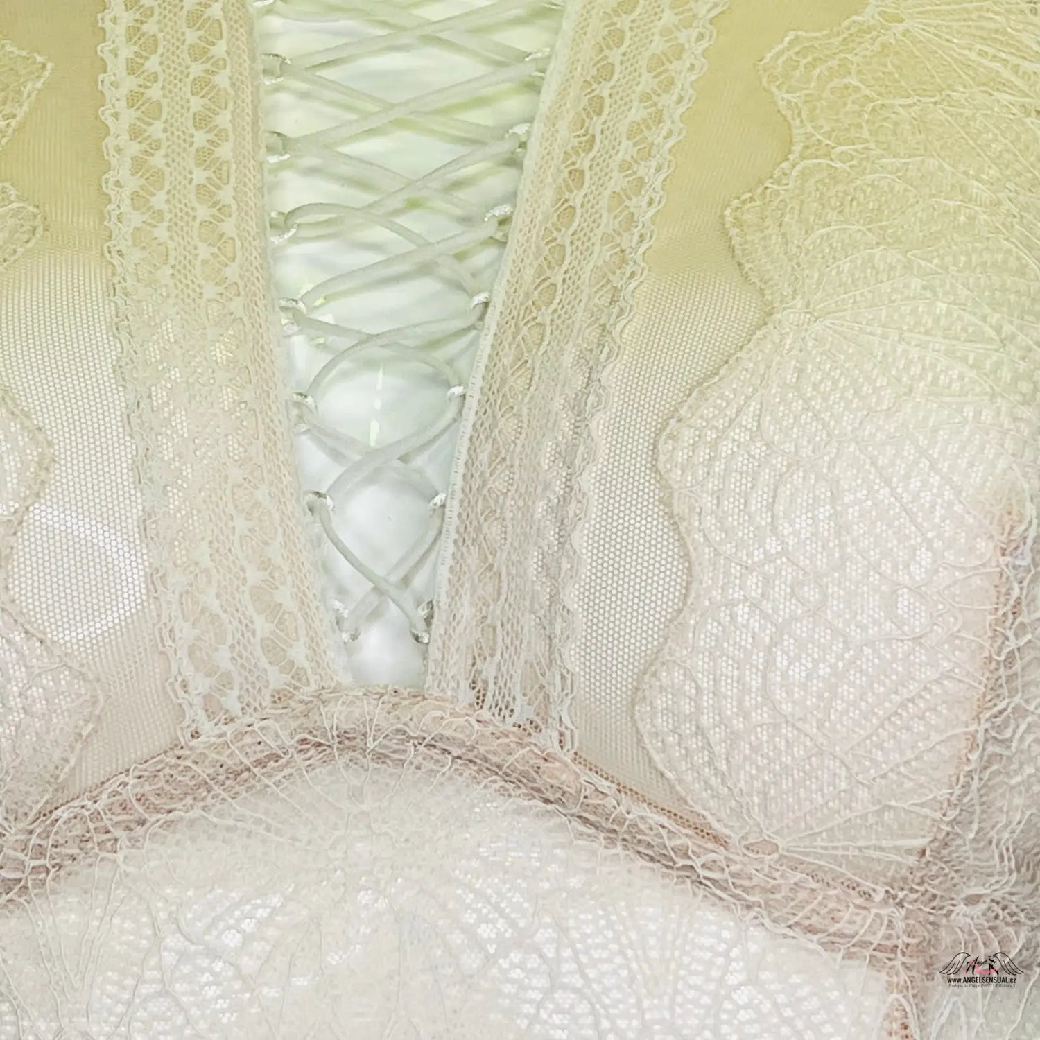 Bílá podprsenka Victoria’s Secret s krajkovým vyšíváním a překříženými ramínky