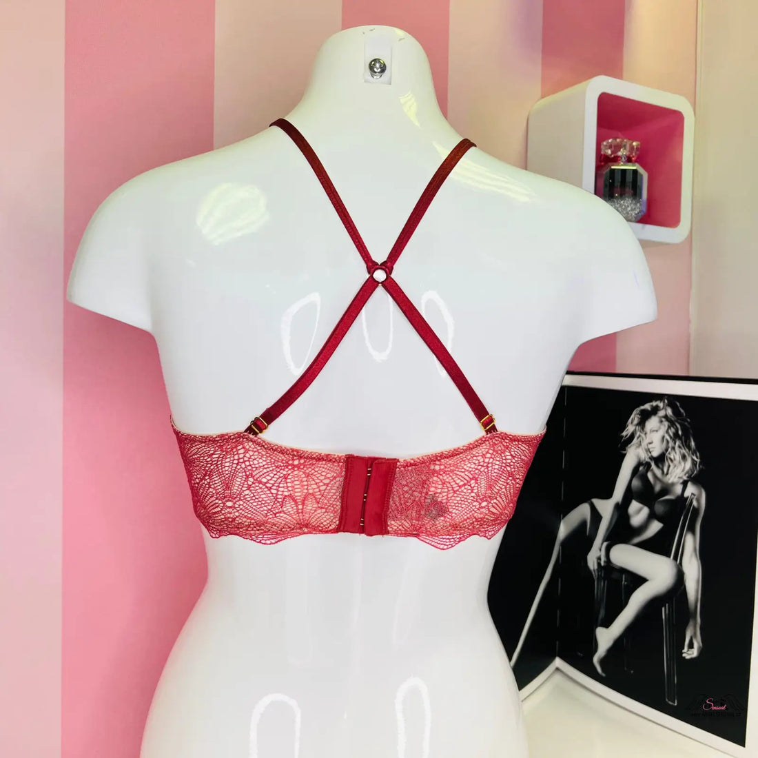 Manekýn s červenou podprsenkou agent provocateur a černobílou fotografií, překříženými ramínky, Victoria’s Secret