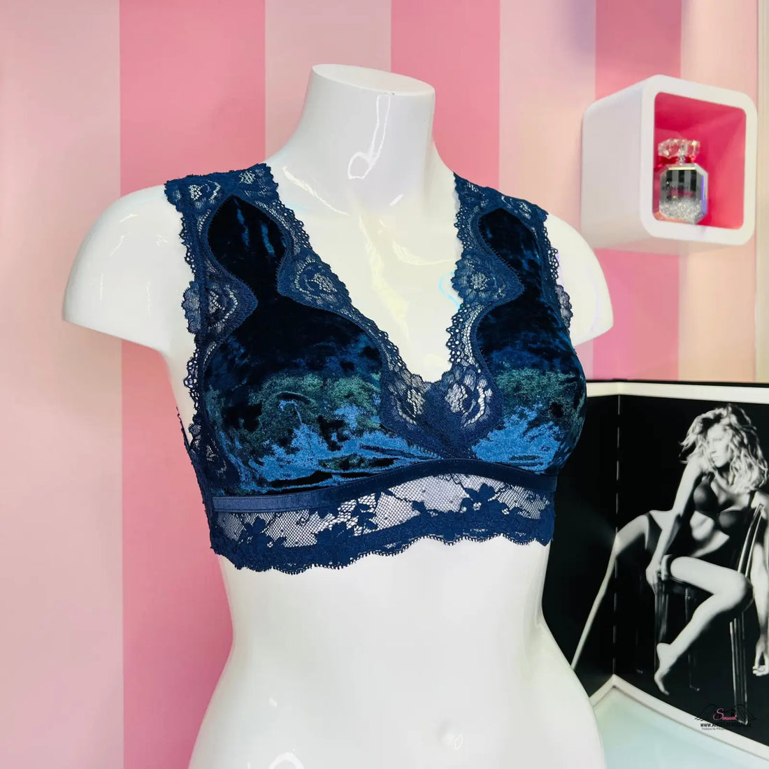 Navy blue luxusní sametová braletka lemována krajkou na bílém modelu