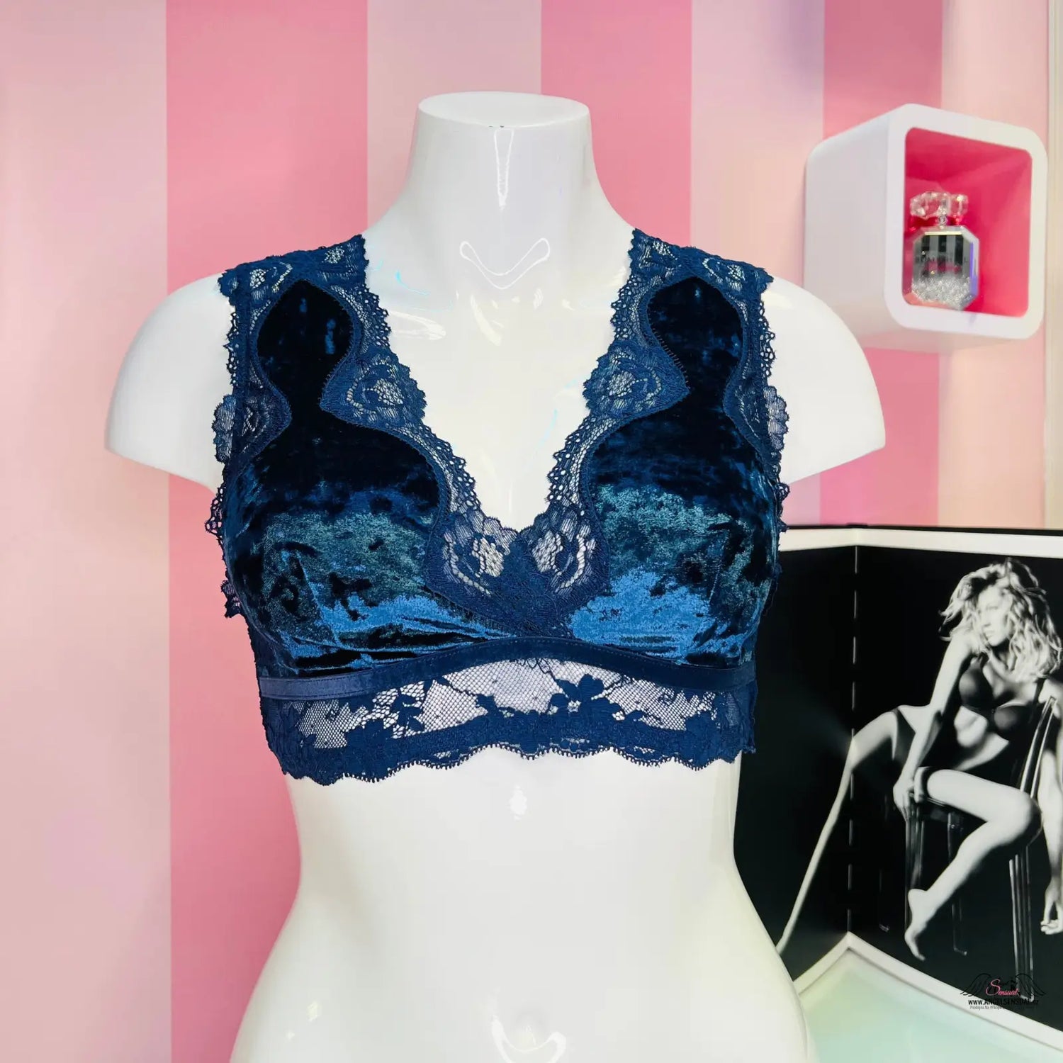 Navy blue luxusní sametová braletka lemována krajkou s krajkovými zády