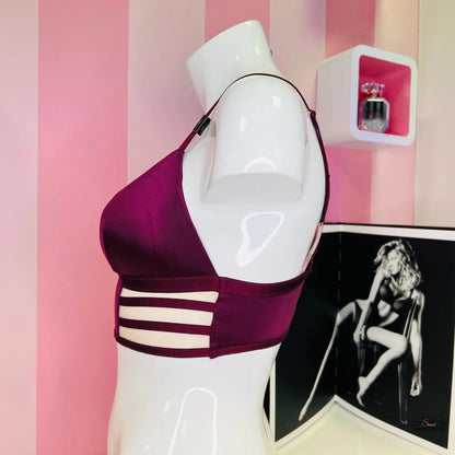 Fialová sportovní podprsenka s nastavitelnémi pásky na bílém modelu, ideální jako soft stretch bralette