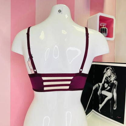 Fialová sportovní podprsenka s průstřiženým zadním designem na bílé figuríně, ideální jako měkká elastická stretch bralette