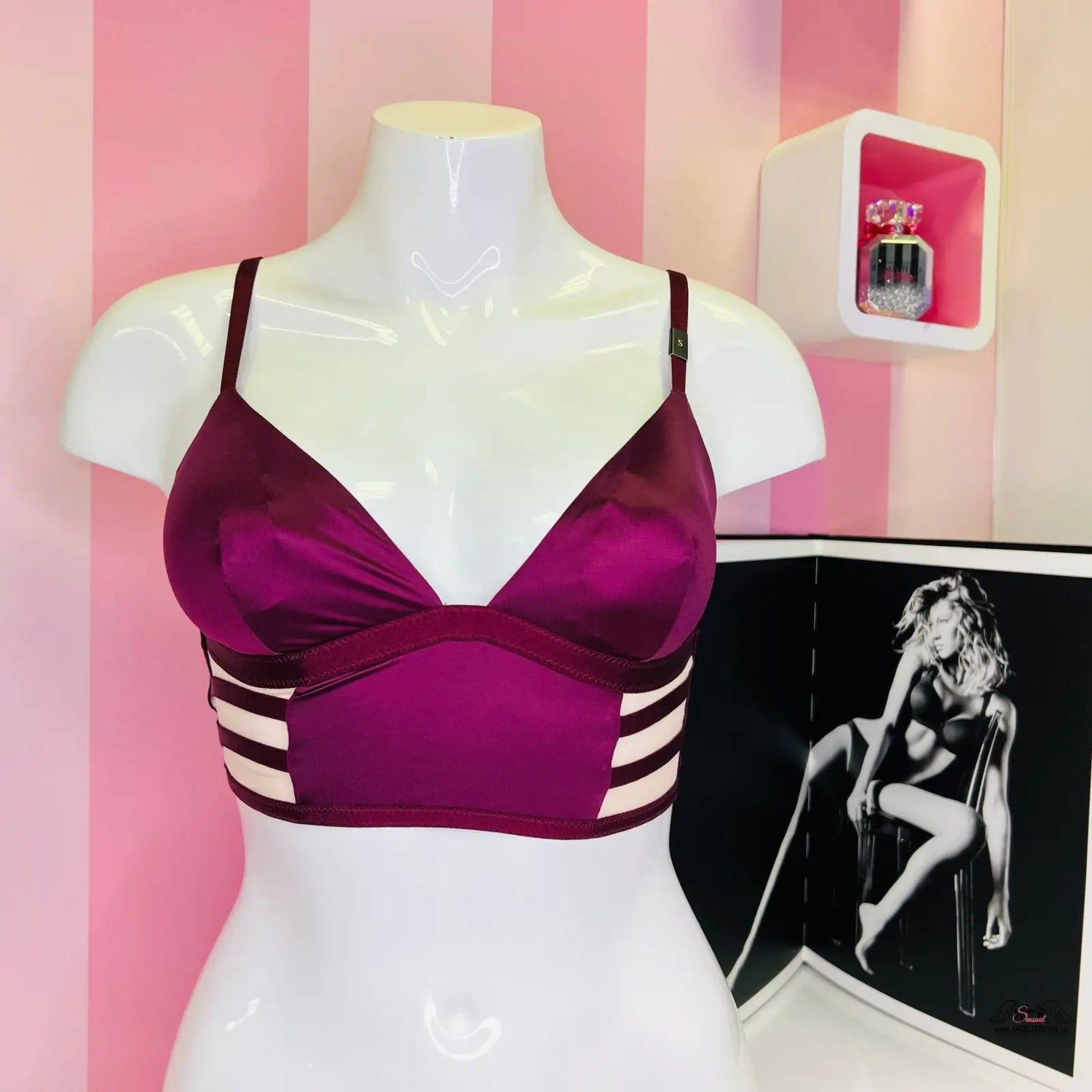 Purple saténová braletka Victoria’s Secret s elastickými stranami na bílém modelu