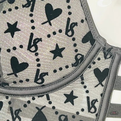 Fabricový vzor s černými srdci, hvězdami a písmeny B od Victoria’s Secret