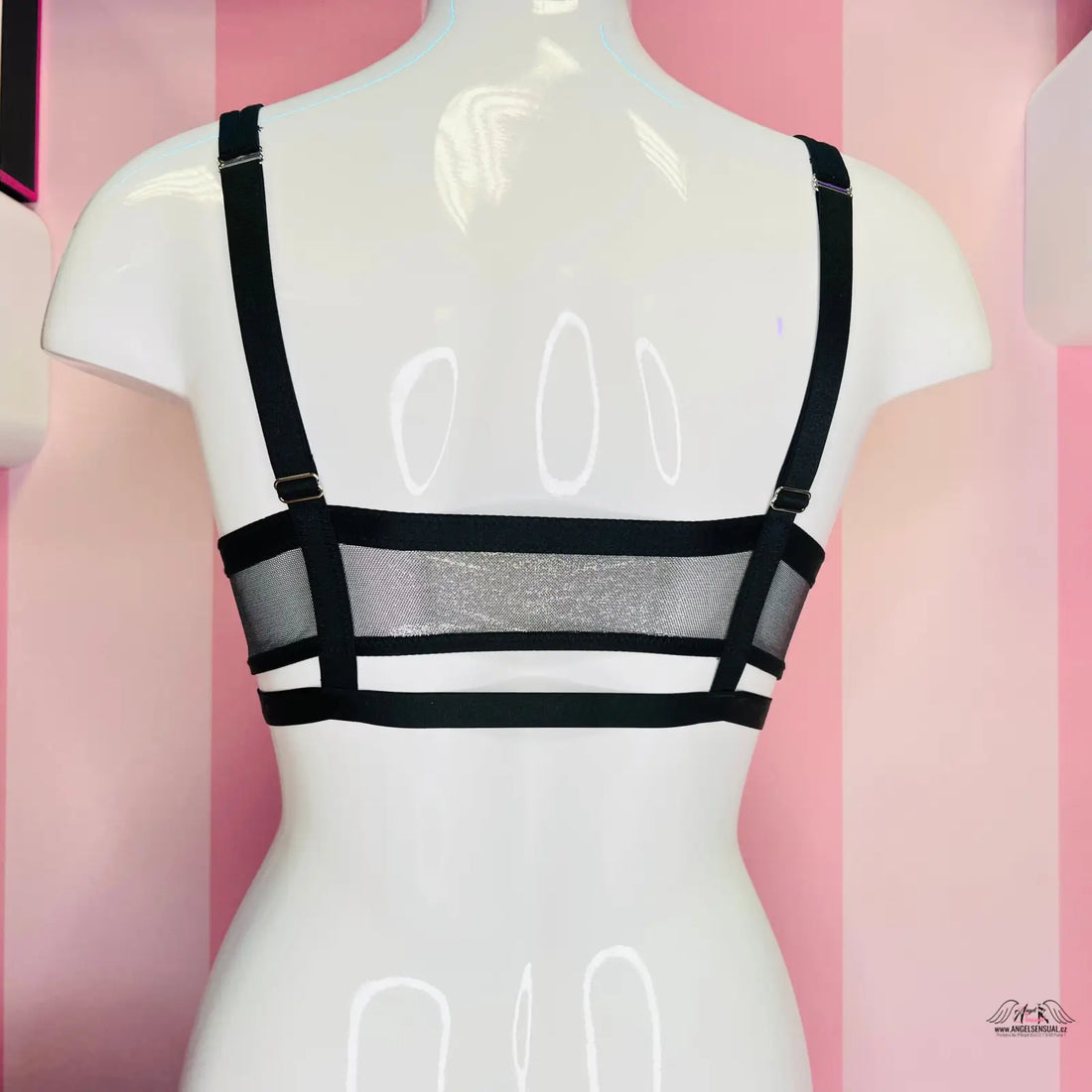 Detailní pohled na černobílou podprsenku Victoria’s Secret s nastavitelnými popruhy