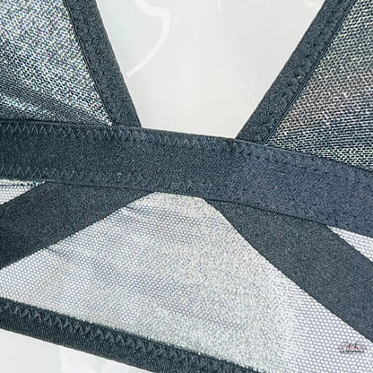 Detail černého braletky Victoria’s Secret s nastavitelnými popruhy a zipem