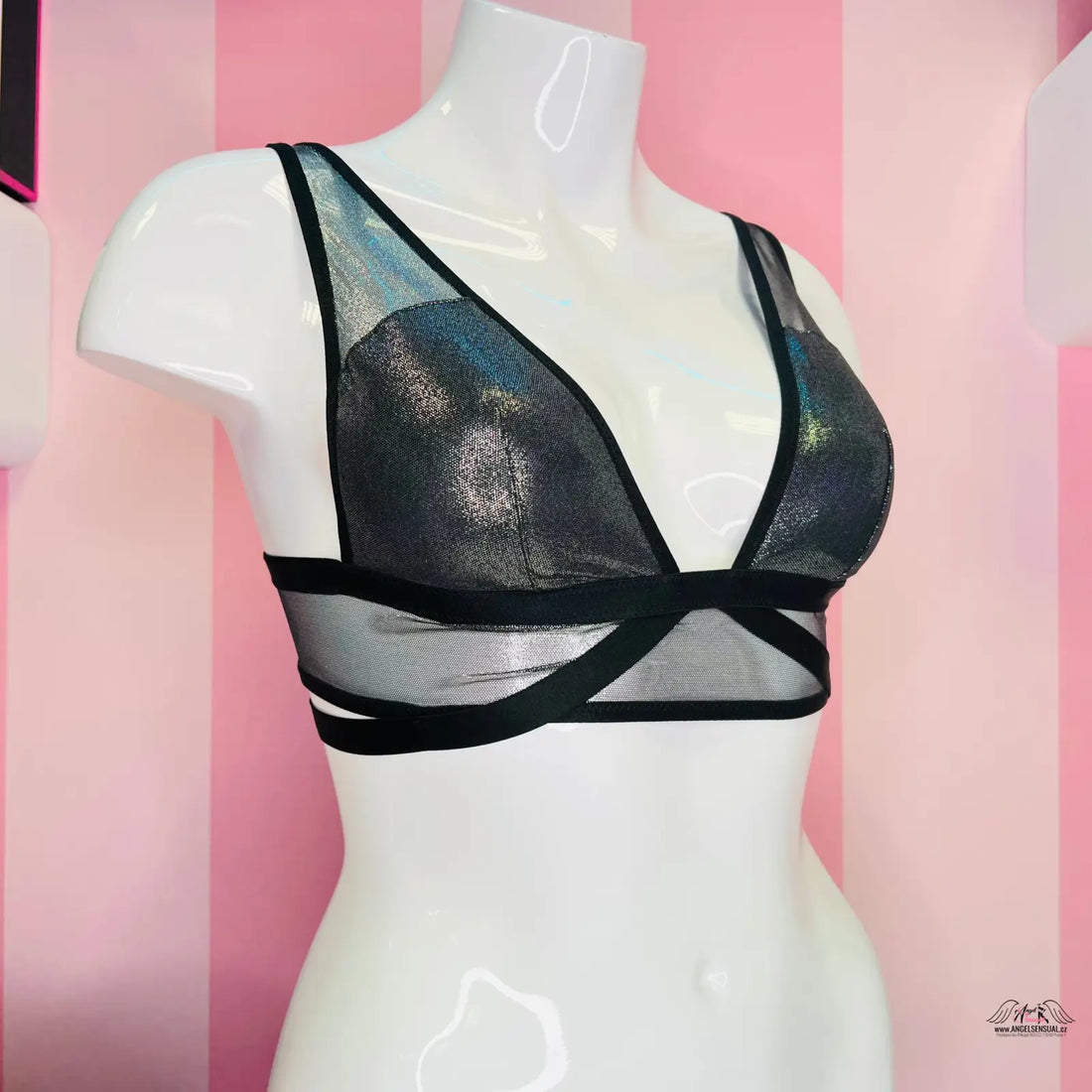Manekýn s černým braletem Victoria’s Secret s nastavitelnými popruhy, elegantní design