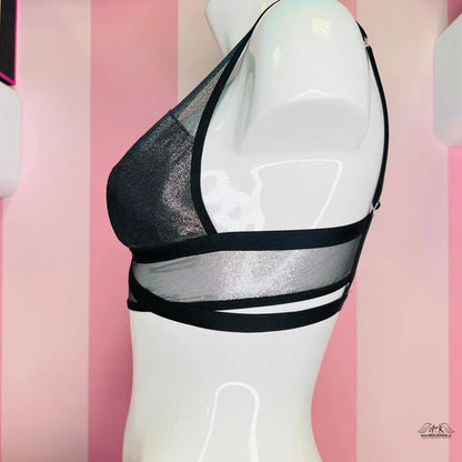 Manekýn s černou a stříbrnou braletkou Victoria’s Secret s nastavitelnými popruhy