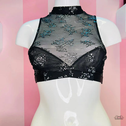 Síťovaná braletka Victoria’s Secret se zadním zipem na modelu, elegantní spodní prádlo