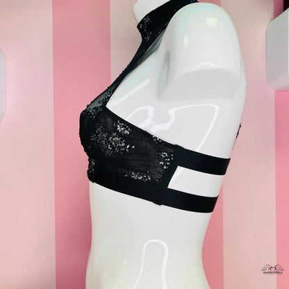 Black lace síťovaná braletka se zadním zipem na bílém figuríně, ideální spodního prádla