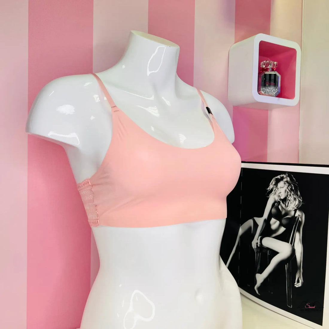 Manekýn s růžovou stylovou braletou Victoria’s Secret s černobílým motivem