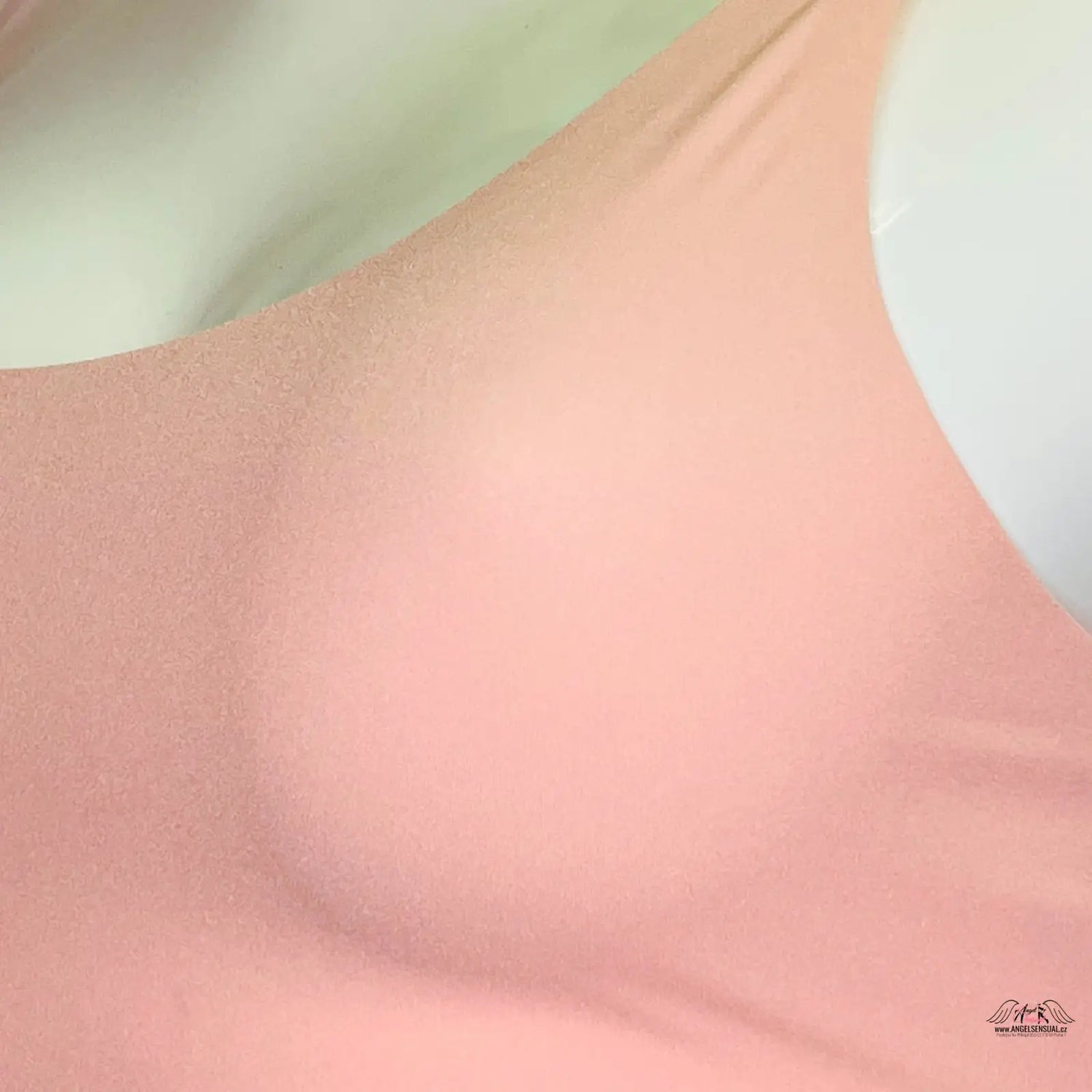 Stylová braleta Victoria’s Secret s růžovým a zeleným pozadím a bílým detailem