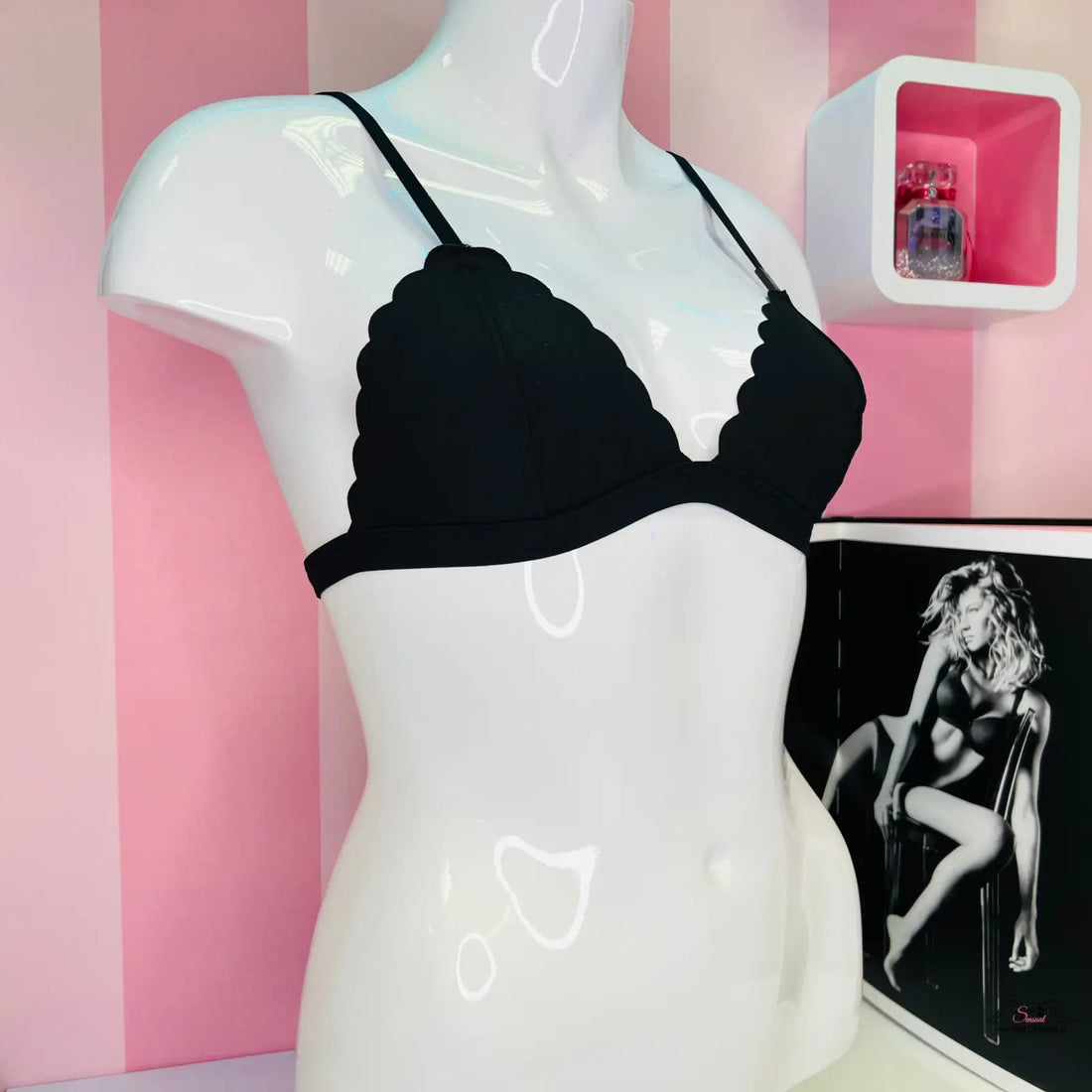 Detailní záběr na modelku s černou braletkou Victoria’s Secret s posuvnými popruhy