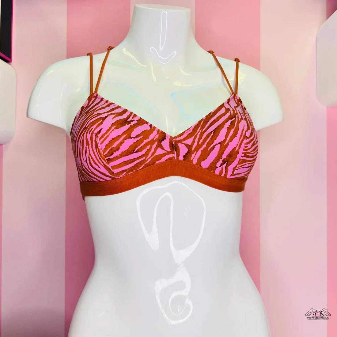 Manekýn s růžovo-oranžovou barevnou braletkou Victoria’s Secret Braletka Zebrovaná
