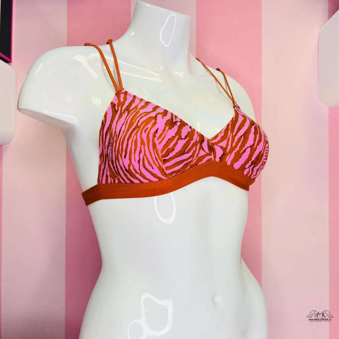 Manekýn s růžovou a oranžovou barevnou braletkou Victoria’s Secret a zebra print agent provocateur